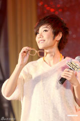 高清图：许飞为公益募捐眼镜框 呼吁为俞灏明祈福