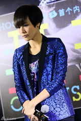 组图：何韵诗蓝衣亮相演唱会发布会 笑容灿烂