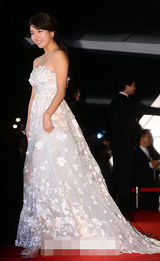 组图：秀智素色蕾丝纱裙现身红毯宛如公主