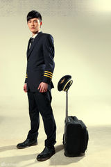 组图：冯铭潮新单曲化身飞行员 制服诱惑帅气有型