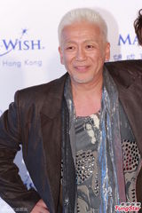 组图：玉置浩二与妻子恩爱 个唱邀李克勤