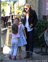 组图：詹妮弗-加纳带爱女出街与媒体玩互拍