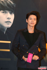 组图：“辉京”朴海镇空降北京 黑西装帅气逼人