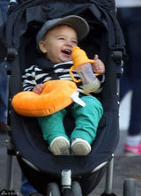 组图：米兰达-可儿现身悉尼 带儿子散步