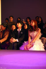 高清图：韩星宋钟基UEE出席颁奖礼 黑白配闪耀全场