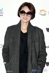 组图：李孝利孔孝真等众韩星盛装助阵大型时装秀