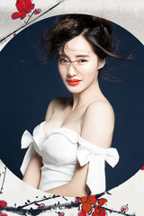 组图：王智写真演绎复古风情 露香肩性感动人