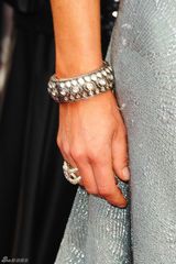 高清组图：劳拉-斯宾塞银色压花礼服尽显熟女味