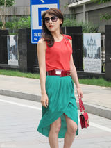 组图：贾青街拍撞色连衣裙红配绿
