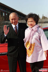 组图：吴宇森结婚38周年 拥爱妻深情献吻