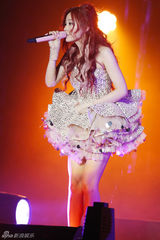 组图：张靓颖新加坡震撼开唱 潘辰美丽助阵