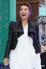 组图：A-Lin签唱会人气爆棚 自曝爱情事业两得意