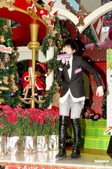 组图：张芸京香港办签唱会与歌迷亲密接触