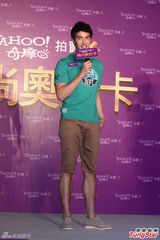 组图：锦荣担任代言人自曝尺寸大衣服不好买