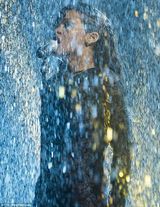 组图：蕾哈娜黑色蕾丝裙献唱 雨点如钻石湿身性感