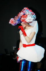 组图：尚雯婕惊异造型盘点 老人妆独领风骚