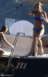 组图：莱昂纳多前女友海边度假 以色列超模秀酥胸