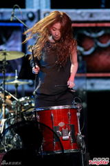 组图：陈绮贞红馆开唱 火红礼服上演女女热吻