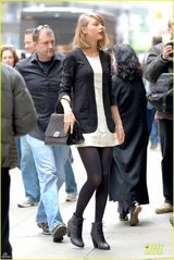 组图：斯威夫特穿黑丝秀大长腿 抬头挺胸显高傲