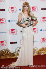 组图：斯威夫特获EMA三项大奖后台抱三球