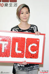 组图：张悬短发炫彩亮相 呼吁大家伸出援手