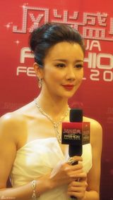 组图：孙菲菲荣获风尚盛典大奖 白裙抢镜秀美胸