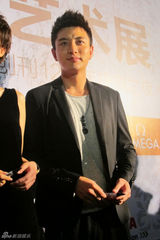 组图：贾乃亮助阵时尚庆典 俊朗魅力受品牌青睐