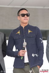 组图：何润东剃头为AK站台 现场学跳手指舞