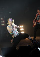 高清组图：FTISLAND摇滚闹京城 洪基感动拍歌迷