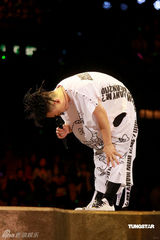 幻灯图：陈奕迅个唱雷人造型不断 否认与妻子离婚