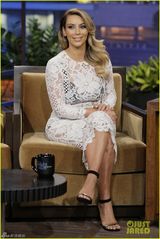 组图：卡戴珊全身透视婚戒硕大 自豪产后瘦40斤