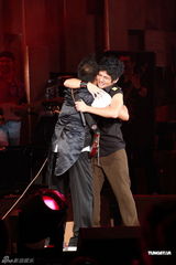 组图：曹格个唱力证与侧田兄弟情 刘德华低调助阵