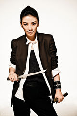 组图：黄奕小胡子中性打扮 “海盗”造型颠覆耳目 