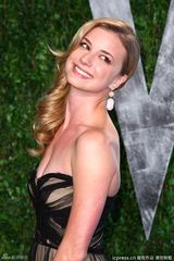 高清组图：艾米丽-万凯普薄纱礼服亮相秀美胸