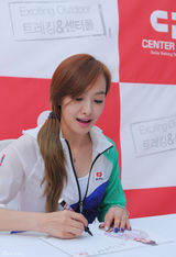 组图：f(x)宋茜明朗亮相签名会 兵哥追星行军礼