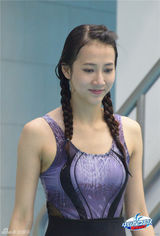 组图：星跳跃女星多款泳衣PK 周韦彤撞色性感