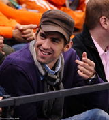 幻灯图：菲尔普斯观战冬奥会比赛 兴奋过头显倦意