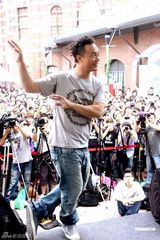 高清图：陈奕迅签唱会搞怪 演唱会加场回馈歌迷