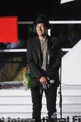 组图：苏志燮釜山公开对话 黑框镜配礼帽人气旺