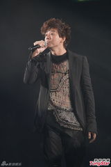 高清图：众巨星撑场雷颂德个唱 杨千嬅蕾丝诱惑