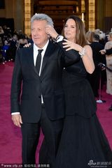 组图：达斯汀-霍夫曼与妻子穿黑色情侣装