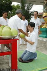 图：白龙王病床照曝光 梁朝伟刘德华舒淇曾跪拜