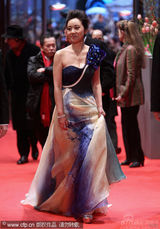 幻灯：《三枪》首映成张艺谋粉丝主场 闫妮风情十足