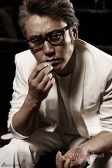 组图：吴秀波杂志儒雅写真 坦言要做生活修行者