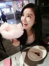 组图：林心如吃棉花糖晒自拍 粉嫩装扮嘟嘴可爱