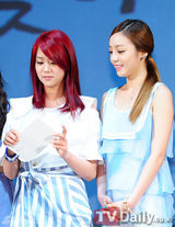 组图：Kara获韩国观光之星殊荣集体领奖