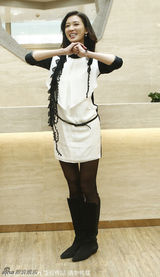 组图：林志玲裙装搭配雪地靴亮相 台上俏皮可爱