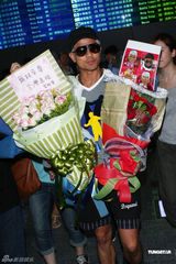 组图：郭富城白发造型抵台 亲切会歌迷反拍粉丝