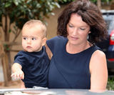 高清组图：辣妈米兰达-可儿裙装亮相清新俏丽