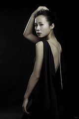 幻灯图集：江一燕时尚写真曝光 秀美背显妩媚